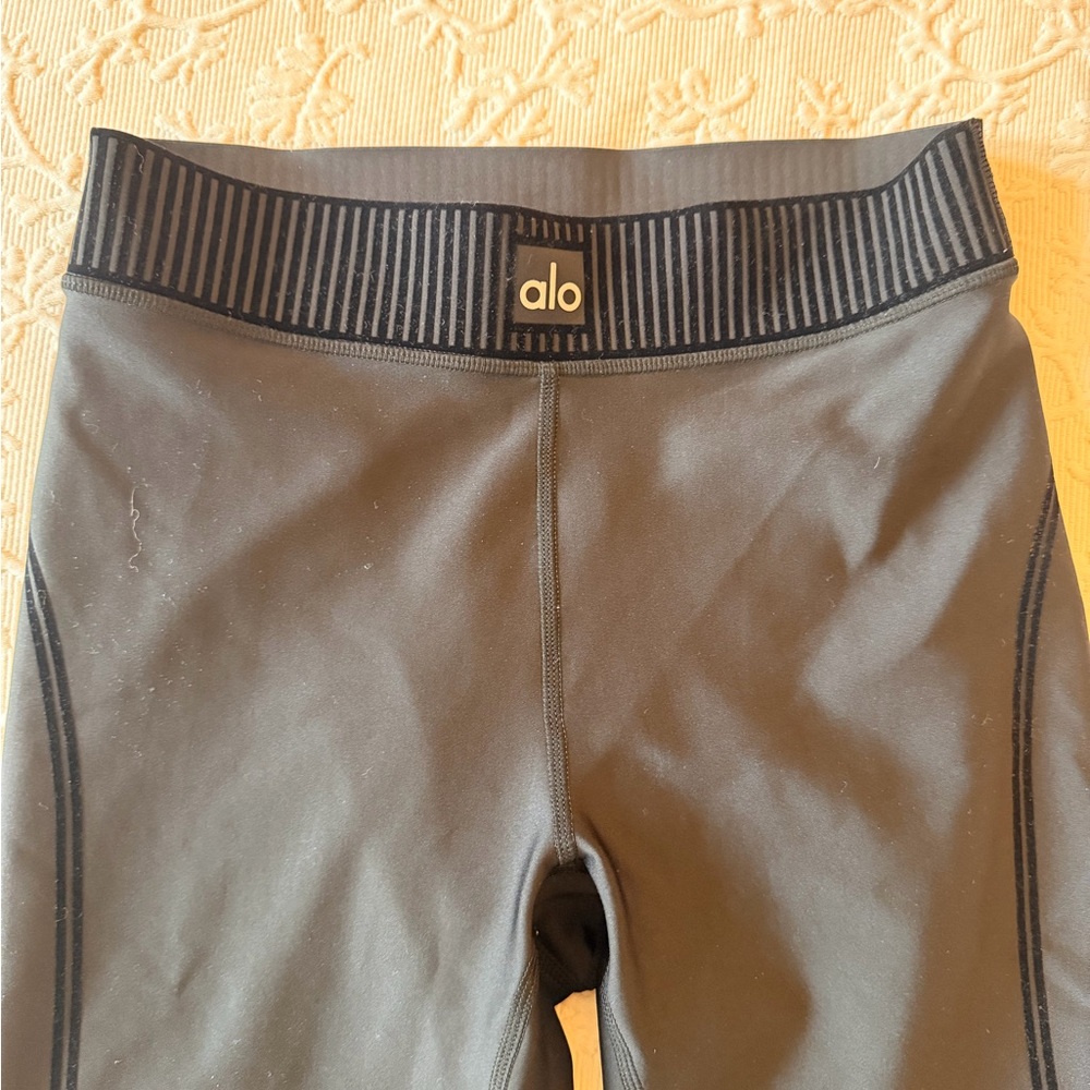 Alo Yoga Airlift High-Waist 7/8 Line Up Legging in Black - Picture 4 of 6
